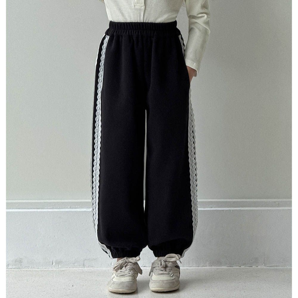 甜酷撞色蕾絲花邊休閒長褲-黑色