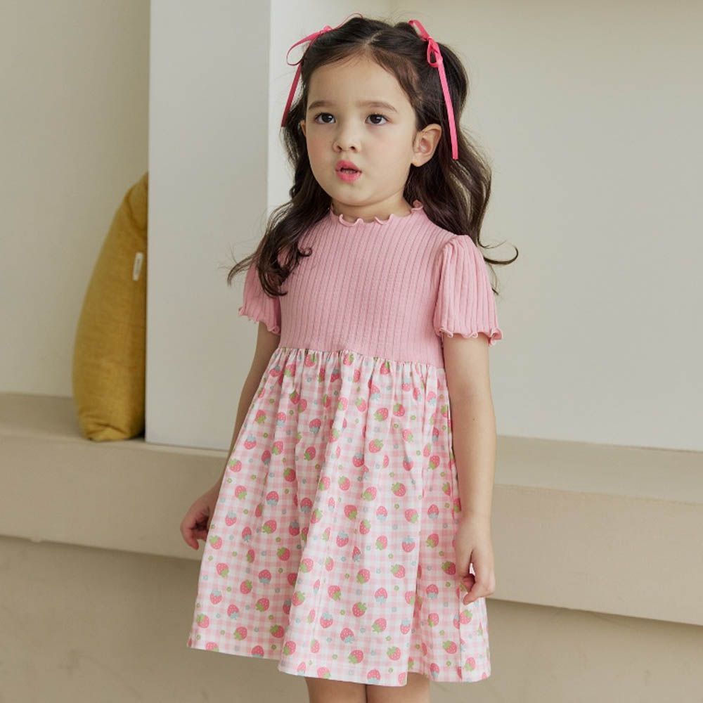 木耳邊拼接草莓格紋短袖洋裝-粉