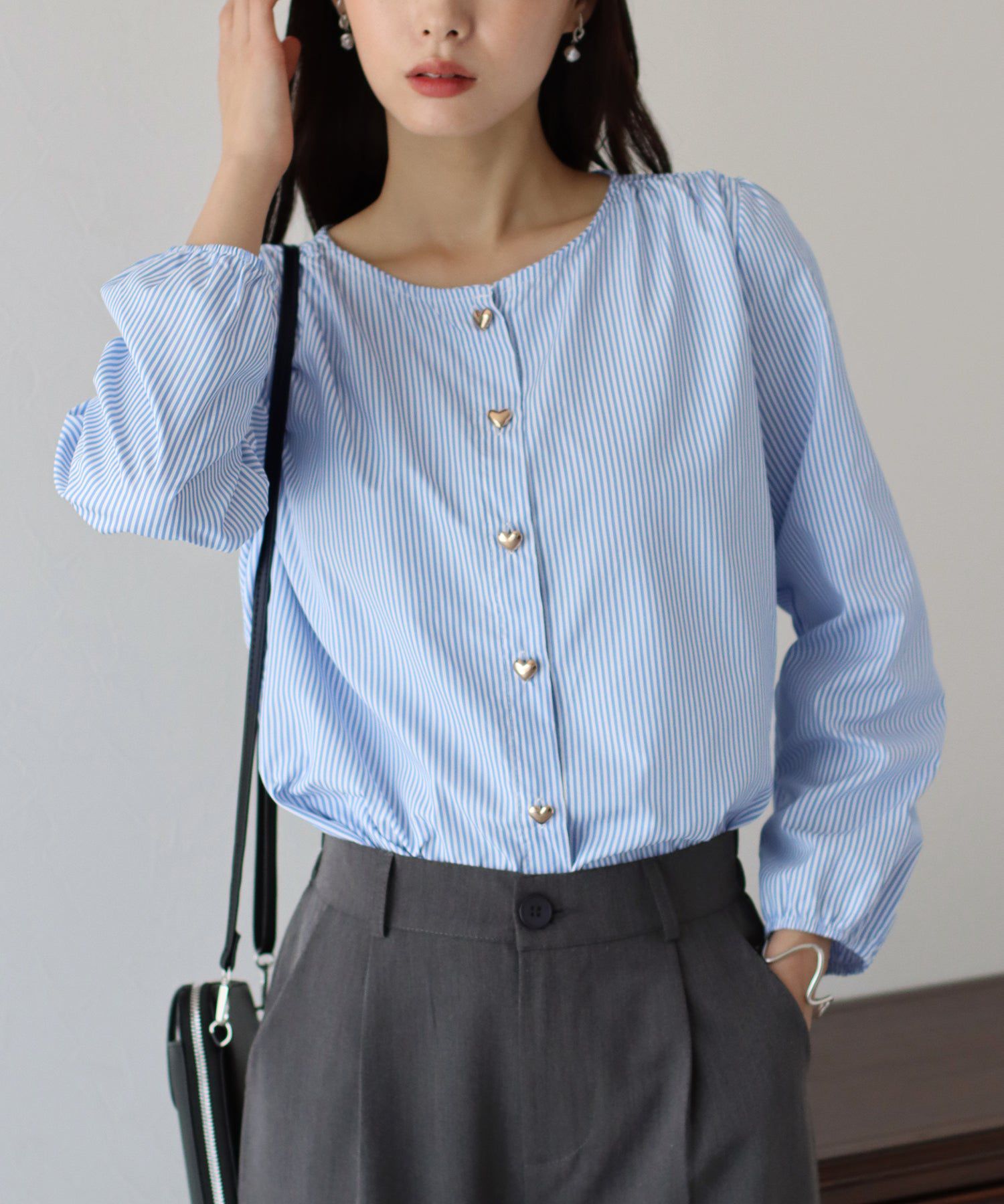 日本 BLUE EAST - 圓領金色愛心長袖襯衫-卡其