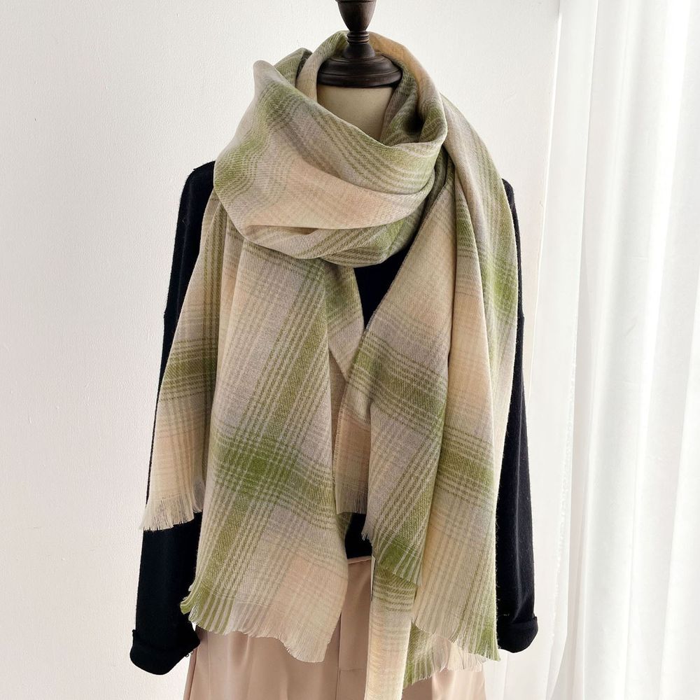 編媽精選 - 柔暖羊毛混棉細針織圍巾-漸層綠米 (208x73cm)