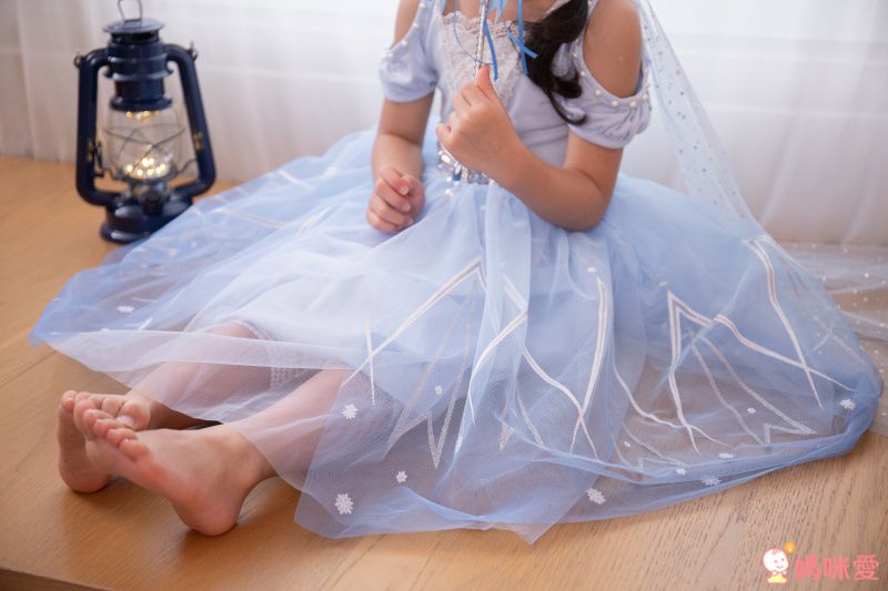 韓國 mari an u - (剩7號)冰雪奇緣2同款-艾莎洋裝(披風可拆,露肩款)-閃耀藍