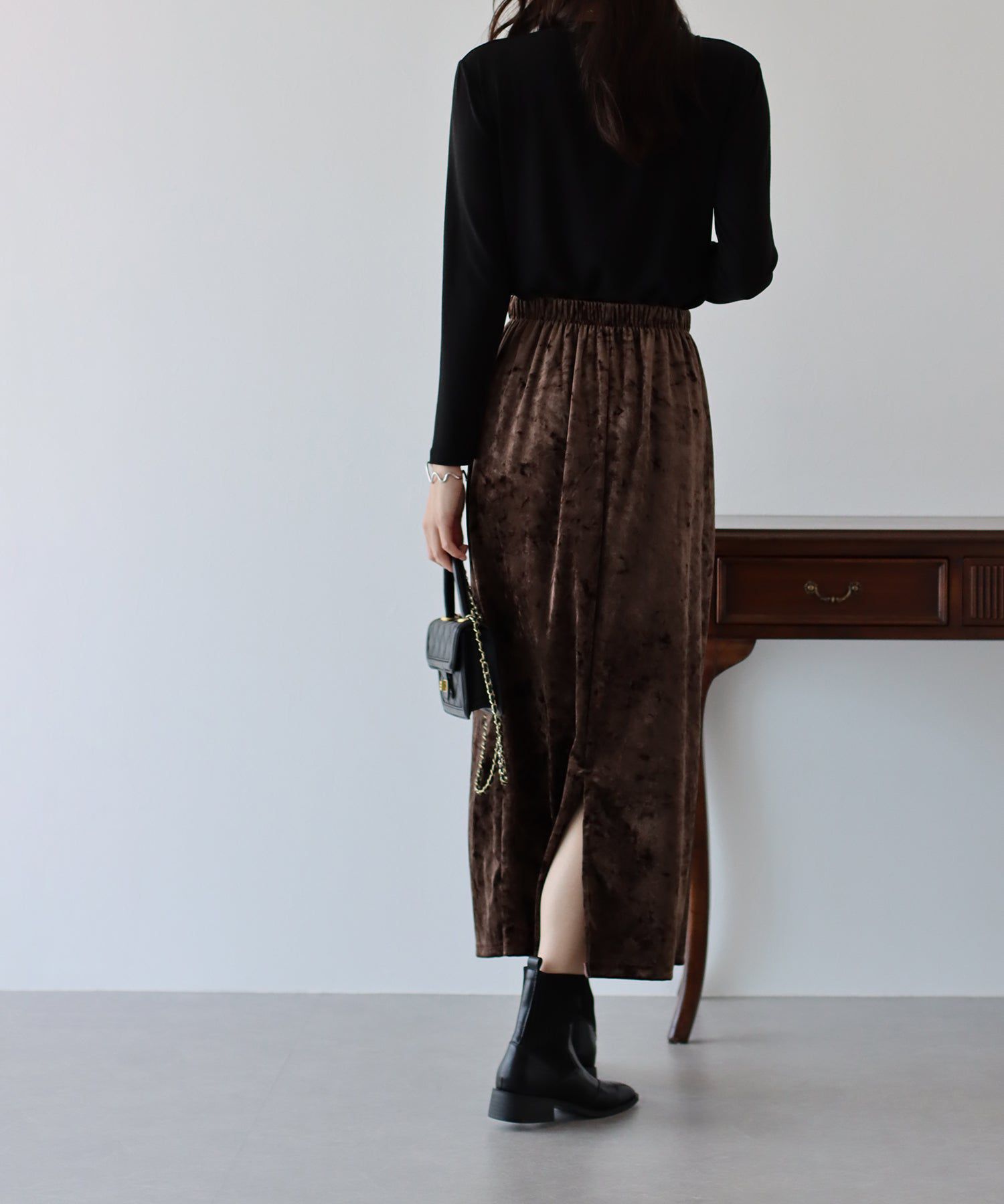 日本 BLUE EAST - 優雅絲絨感後開叉鬆緊長裙-淺摩卡