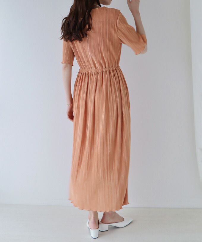 日本 BLUE EAST - 微光澤細摺縮腰短袖洋裝-黑