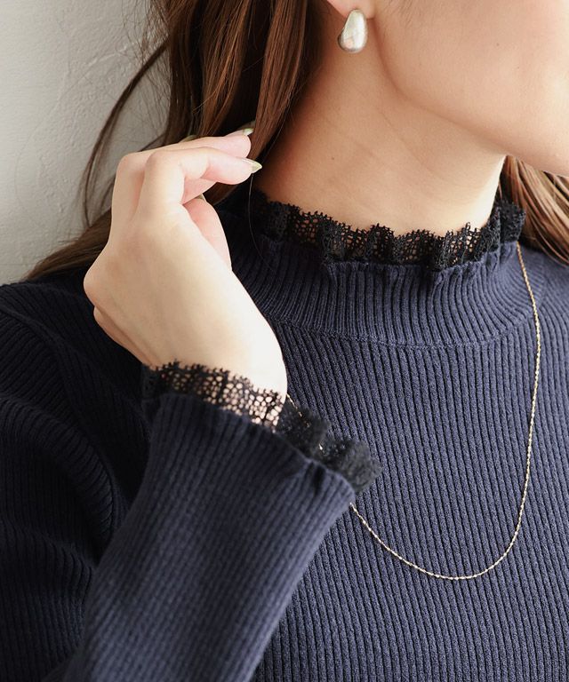 日本 BELLUNA - 蕾絲木耳領拼接針織上衣-條紋x白