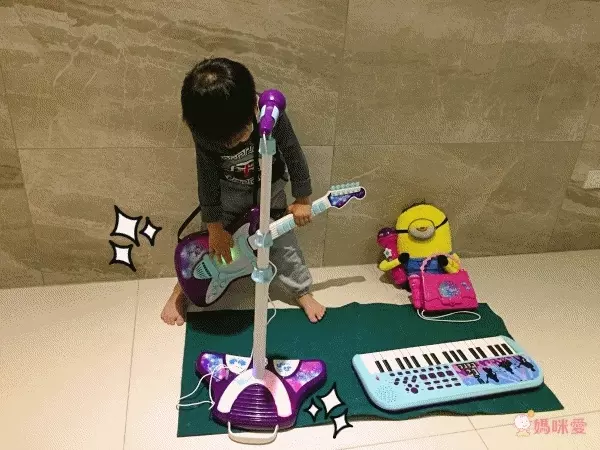 孩子化身搖滾巨星【擬真站立式麥克風】