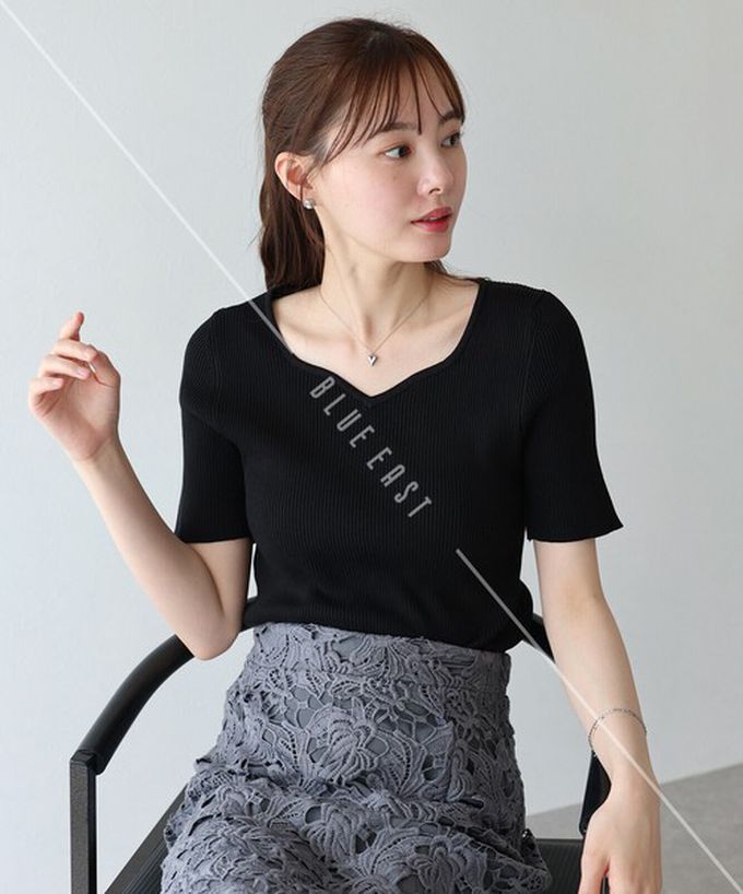 日本 BLUE EAST - 合身羅紋甜美桃心領短袖上衣-黑