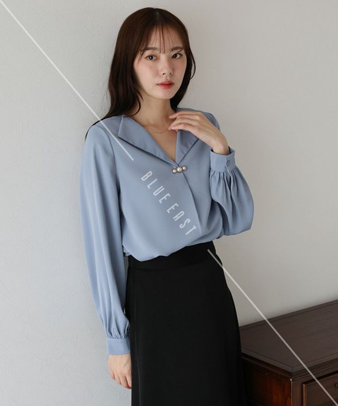 日本 BLUE EAST - 魅力珍珠扣造型V領長袖襯衫-白