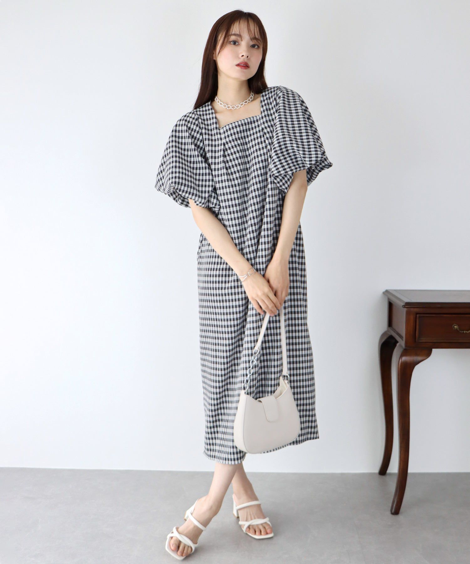 日本 BLUE EAST - 文藝方領大泡泡袖洋裝-格紋-黑