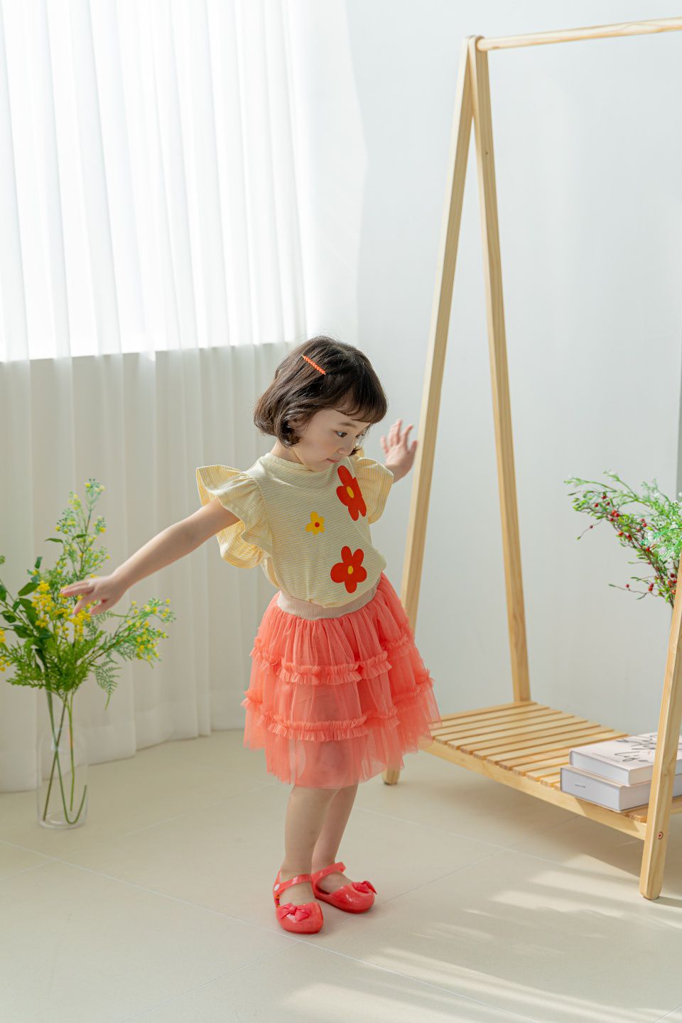 韓國 Orange Mom - 三朵花花條紋荷葉袖上衣-黑