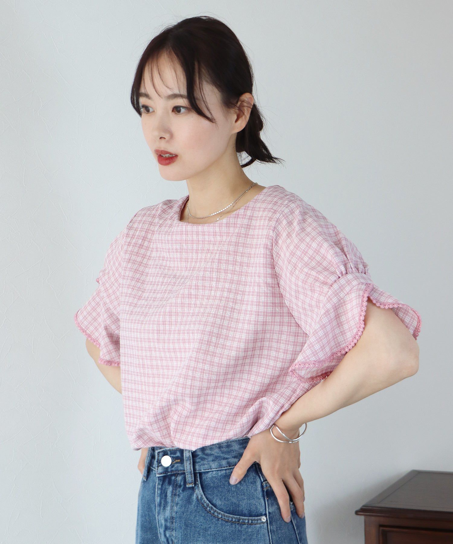 日本 BLUE EAST - 圓領小格紋荷葉五分袖上衣-水藍