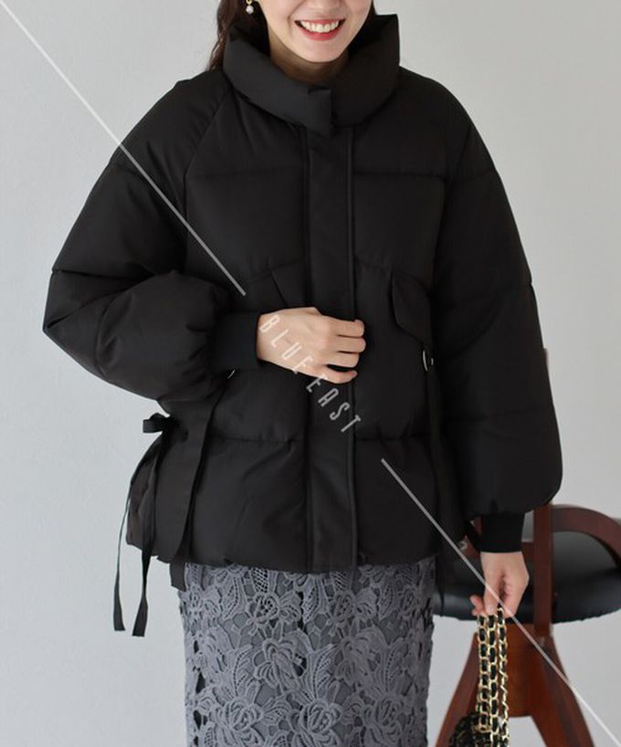日本 BLUE EAST - 修身甜美側綁帶保暖科技羽絨外套-黑