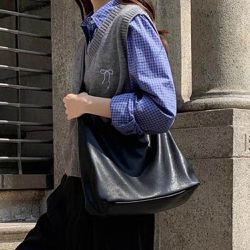 日本 GRL - 柔軟皮革感帥氣長肩背包-黑 (F)