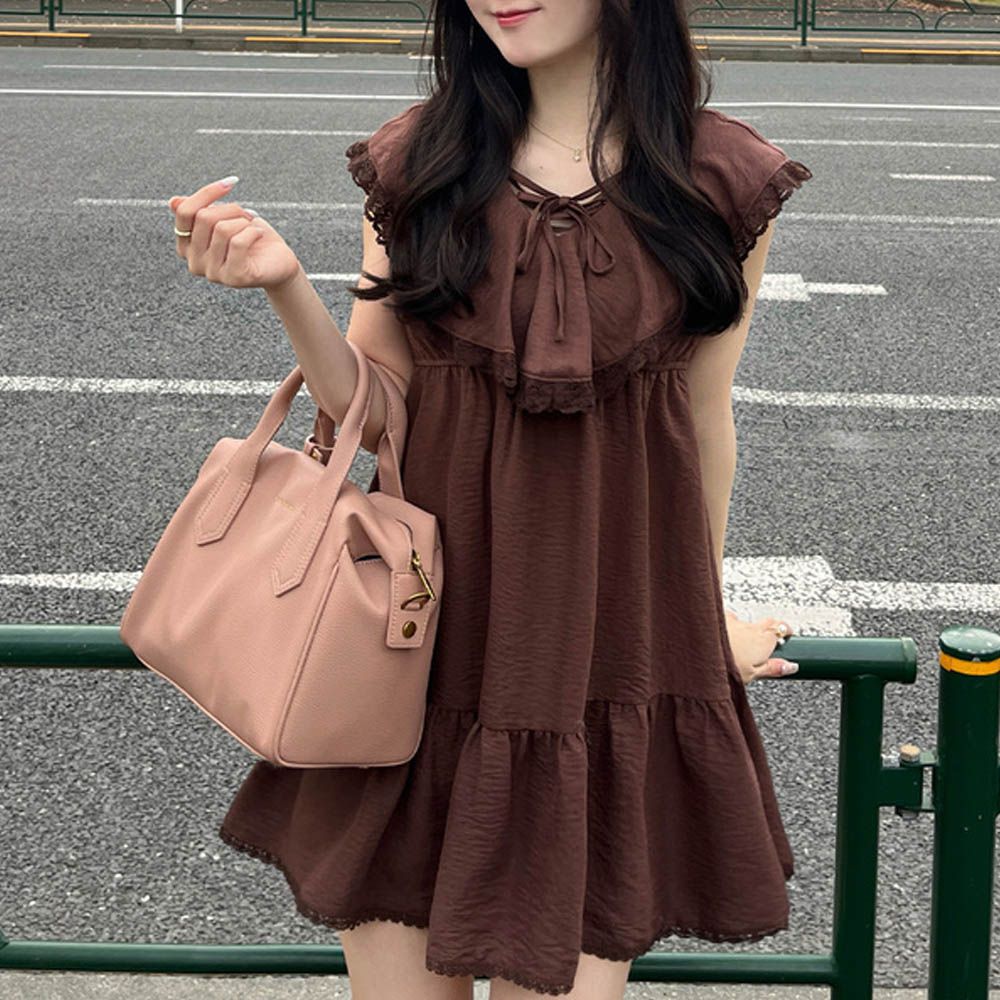 俏麗蕾絲荷葉領迷你洋裝-咖啡 (F)