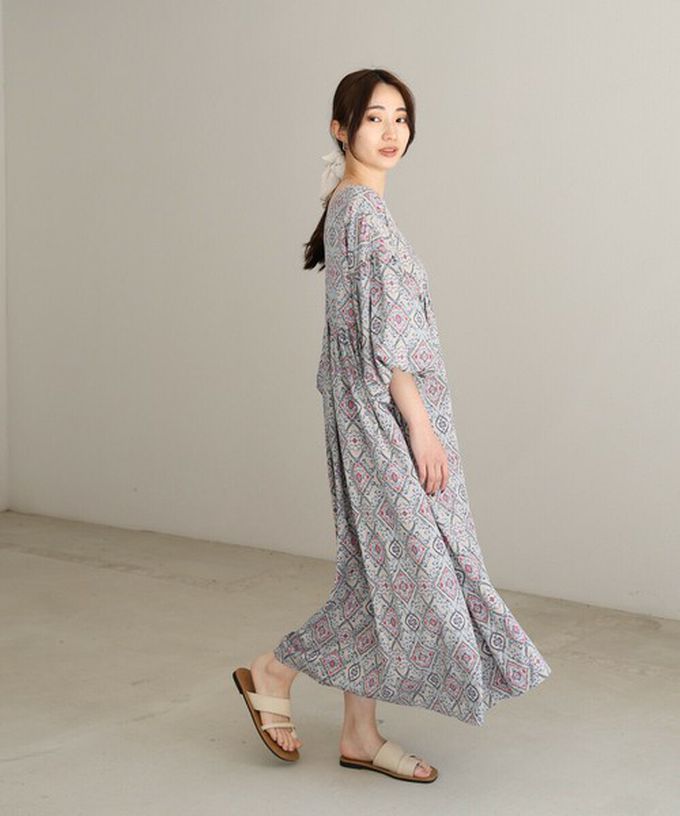 日本 Bab - 滿版歐風印花V領泡泡寬袖洋裝-深藍系