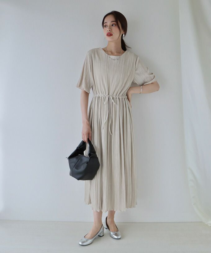 日本 BLUE EAST - 微光澤細摺縮腰短袖洋裝-黑