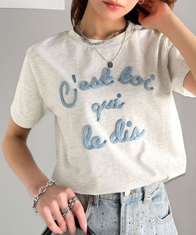 日本 Classical Elf - mily bilet 鮮明立體刺繡率性短袖T恤-紅字-白