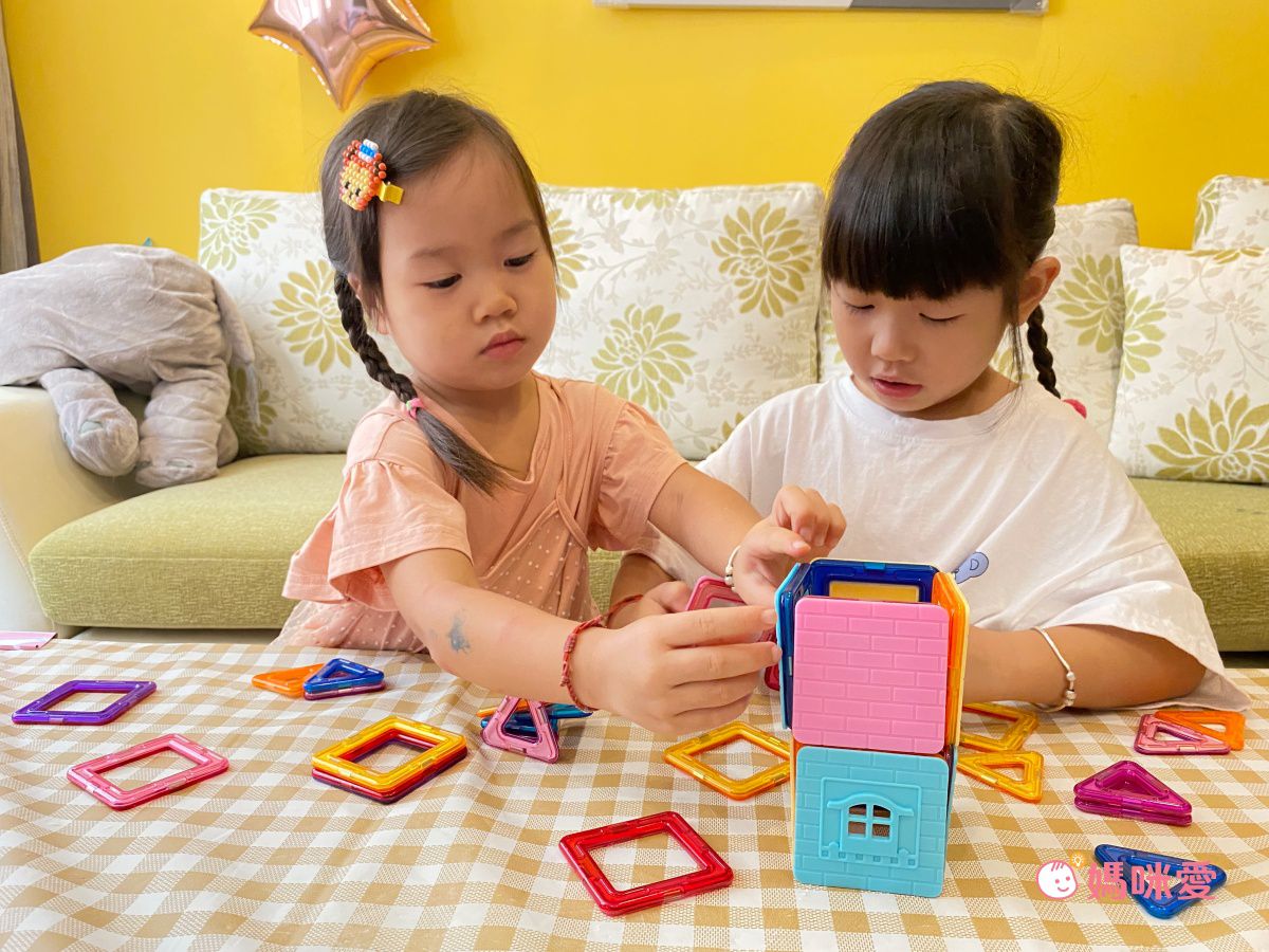 双美生活文創 - 5Q益智磁力片：童話公主城堡-內含14個三角形磁力片+28個正方形磁力片+4個等腰三角形+18個窗台配件+1本造型教學書