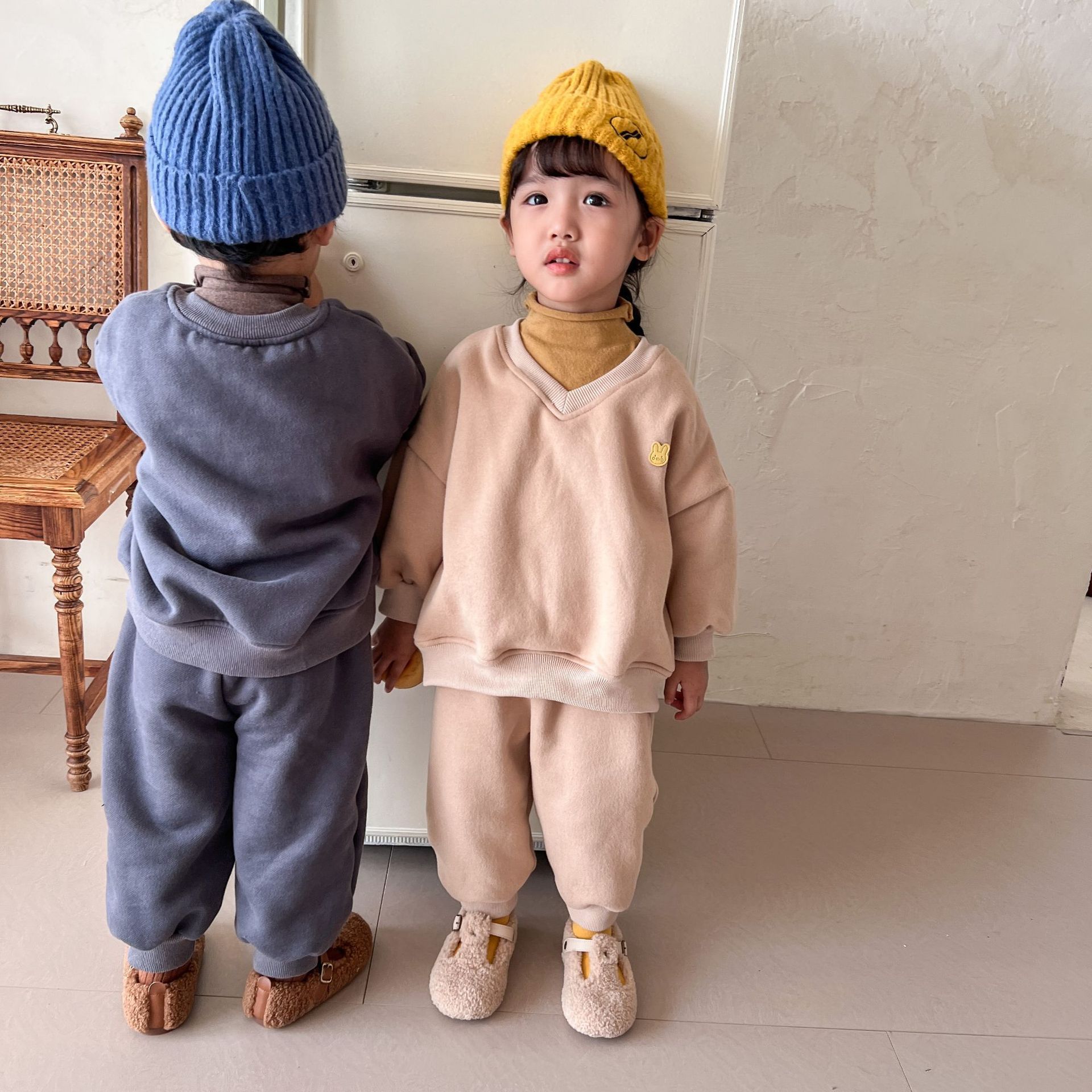 小兔徽章V領加絨長袖套裝-卡其色