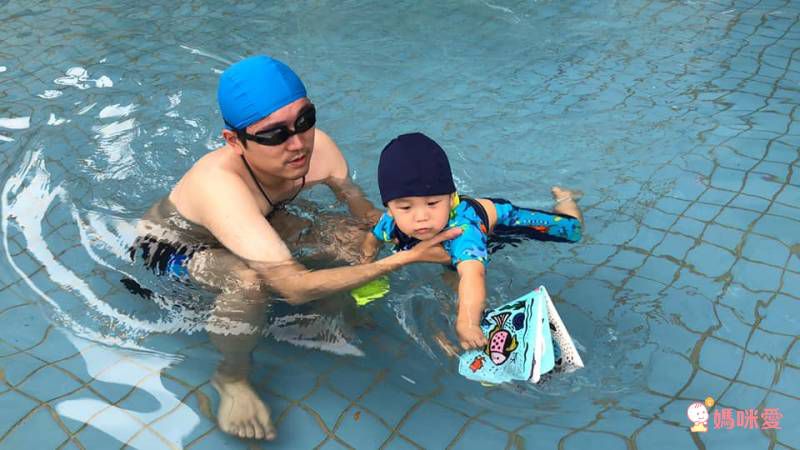 一碰水，就變色！0～1歲寶寶愛上洗澡的好夥伴