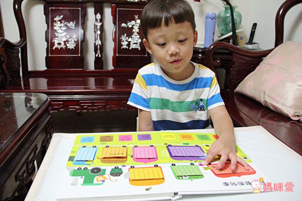 適合0-3歲的超酷觸覺體驗！多種材質、新奇觸感❤️變色洗澡書，收服抗拒洗澡的孩子！