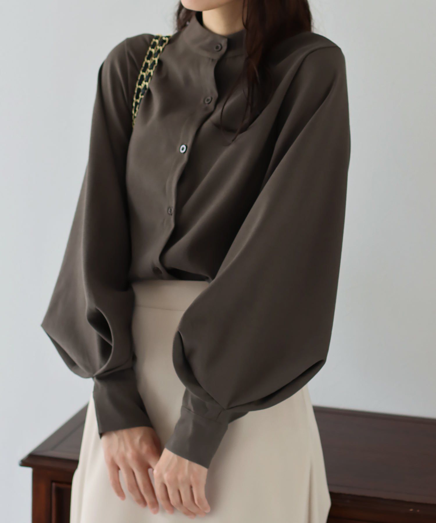 日本 BLUE EAST - 知性小立領氣球長袖襯衫-淺粉