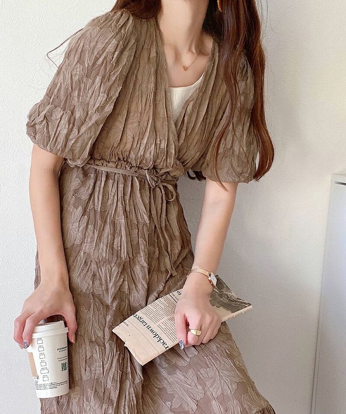 日本 Classical Elf - 透膚露背花卉皺摺深V泡泡袖洋裝-摩卡棕