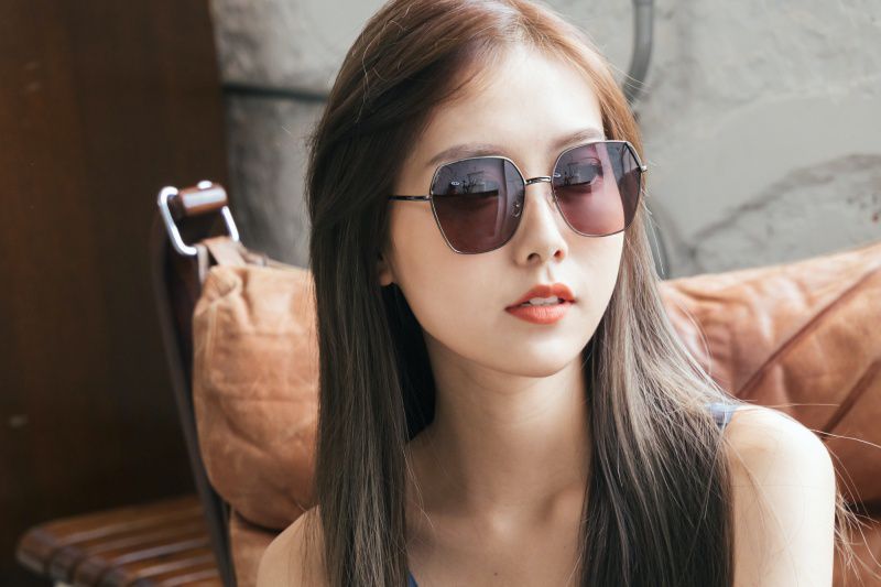 ALEGANT - 俐落時尚錦葵粉藍拚邊微方鐵灰細框偏光墨鏡│UV400太陽眼鏡