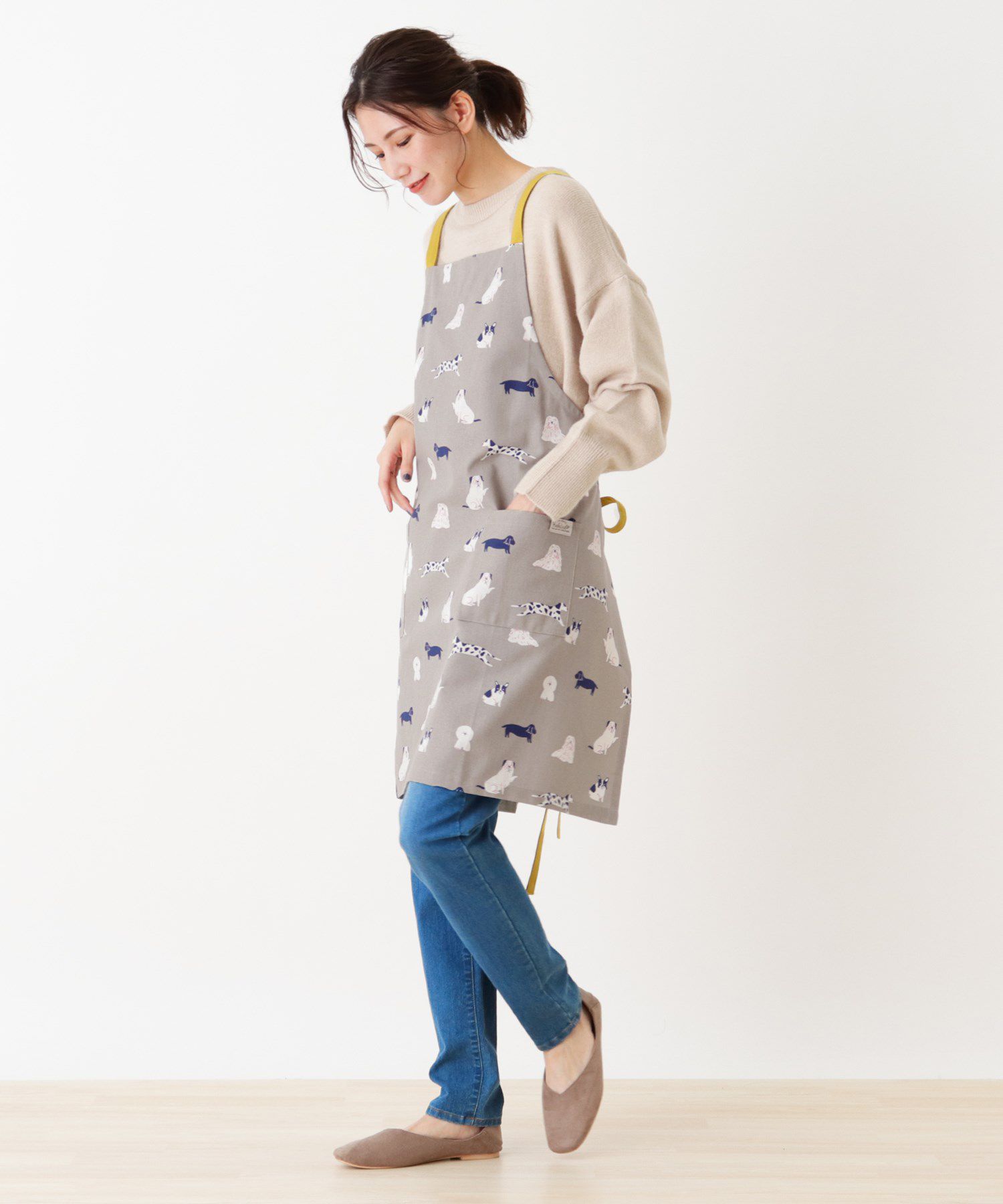 日本代購 - 印度棉大人料理圍裙(雙口袋)-狗狗散步-灰x黃