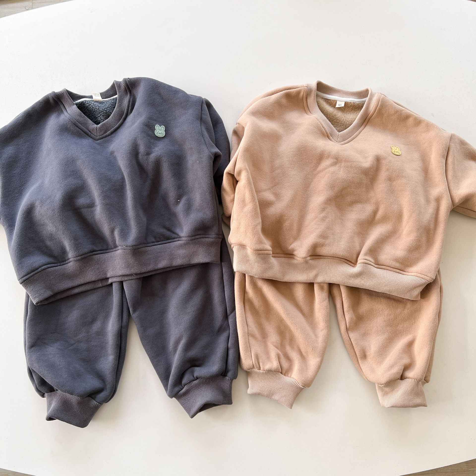 小兔徽章V領加絨長袖套裝-卡其色