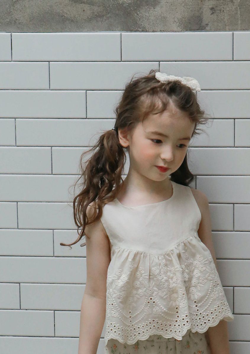 韓國 PuellaFLO - 後背蝴蝶結鏤空雕花上衣-米白