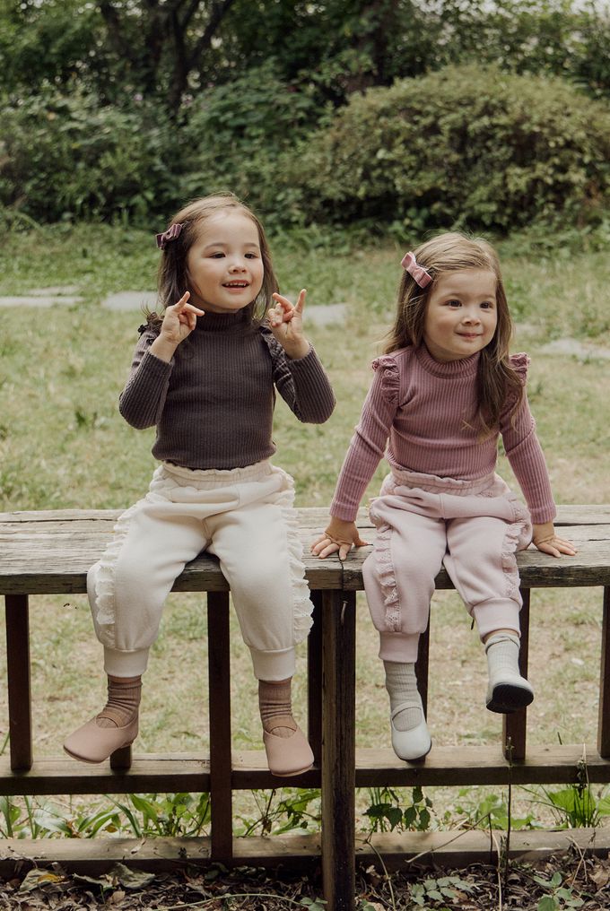 韓國 Puellaflo - 鬆緊腰蕾絲花點綴縮口長褲-米白