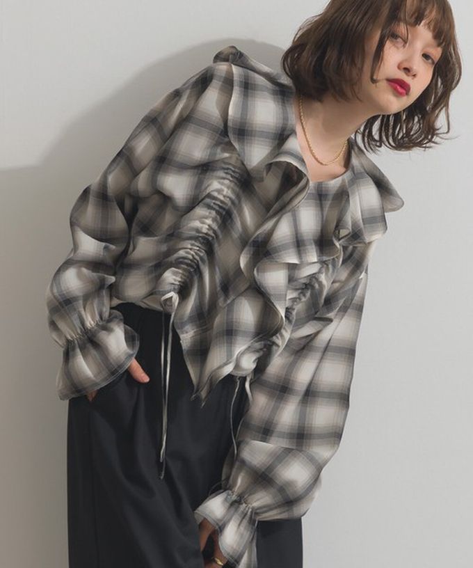 日本 ELENCARE DUE - 飄逸荷葉領浪漫抽繩長袖上衣-淺灰綠