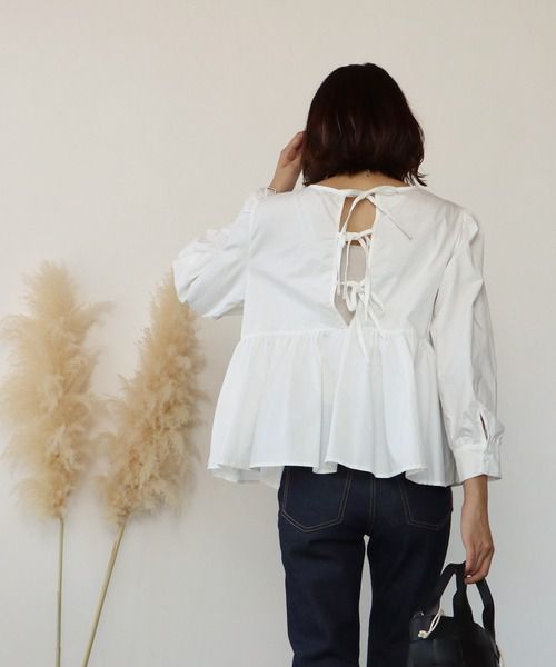 日本 BLUE EAST - 美背綁帶抓皺澎澎長袖上衣-白