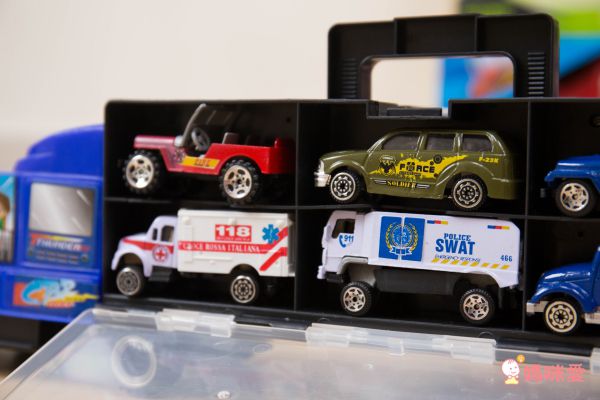 萬榮玩具 - 【兒童玩具】貨櫃拖車 附12台小車 公用車款(車頭顏色隨機) MZ997D