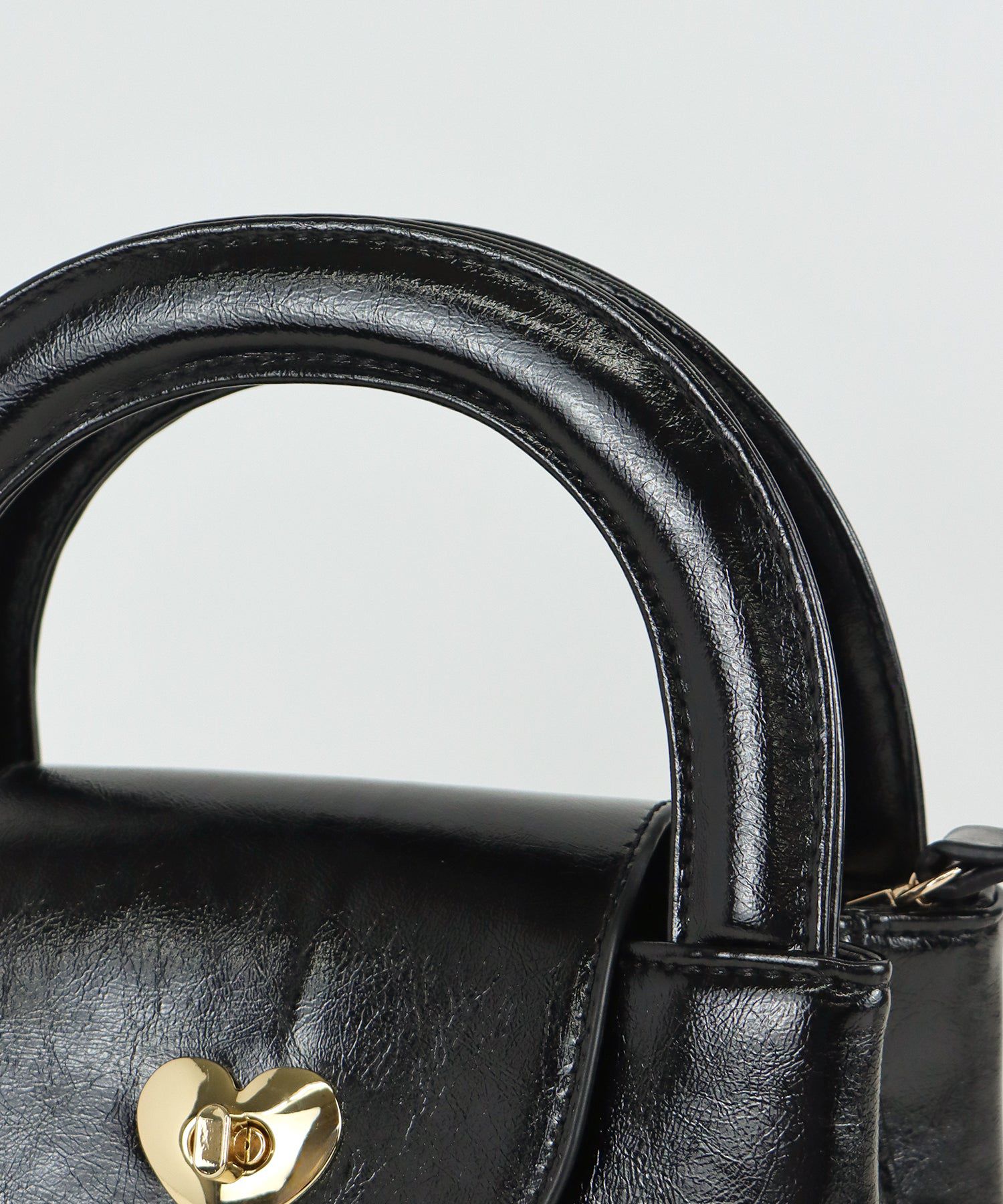 日本 BLUE EAST - 2WAY愛心金釦皮革肩背包-黑