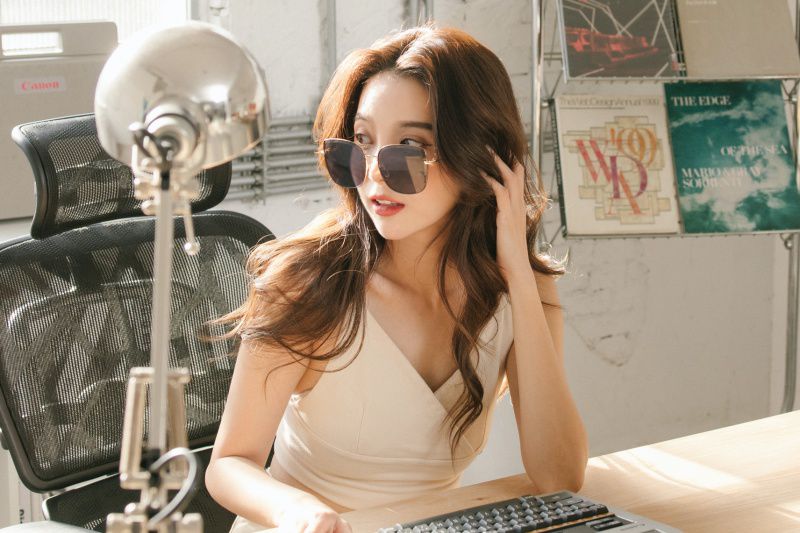 ALEGANT - 韓星愛用典雅暮灰貓眼金框墨鏡│UV400太陽眼鏡