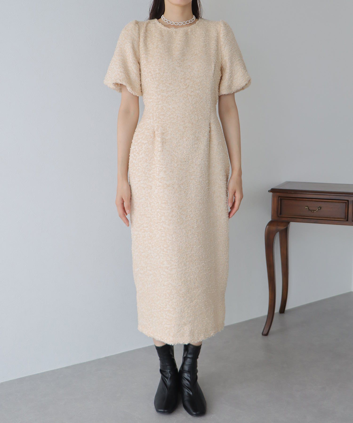 日本 BLUE EAST - 時尚抽鬚後綁帶泡泡袖洋裝-米杏