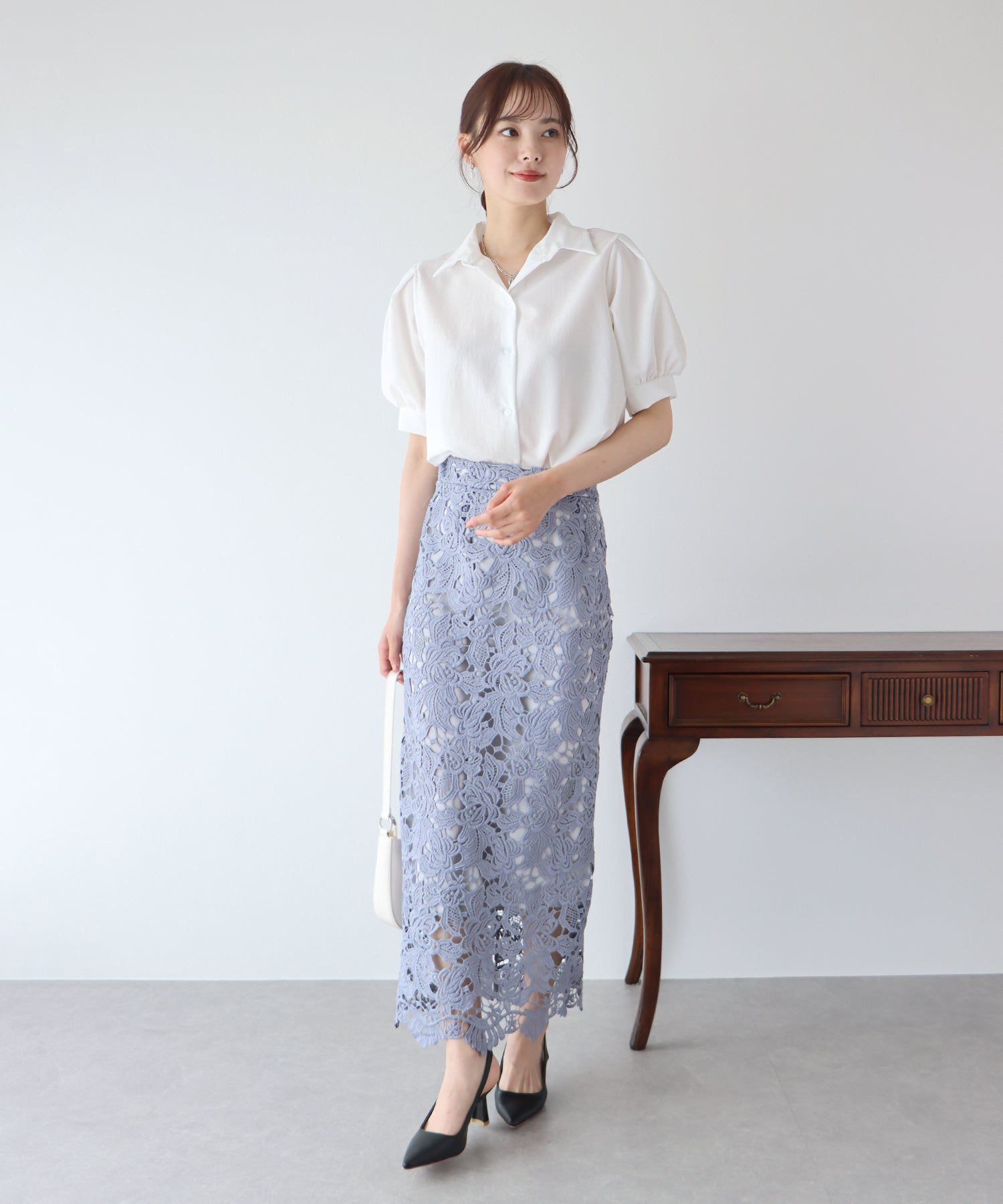 日本 BLUE EAST - 優雅百搭泡泡短袖襯衫-深藍