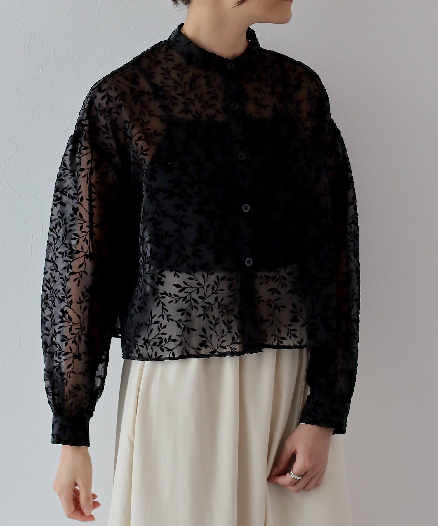 日本 BLUE EAST - 優雅透感植物紋長袖襯衫-黑