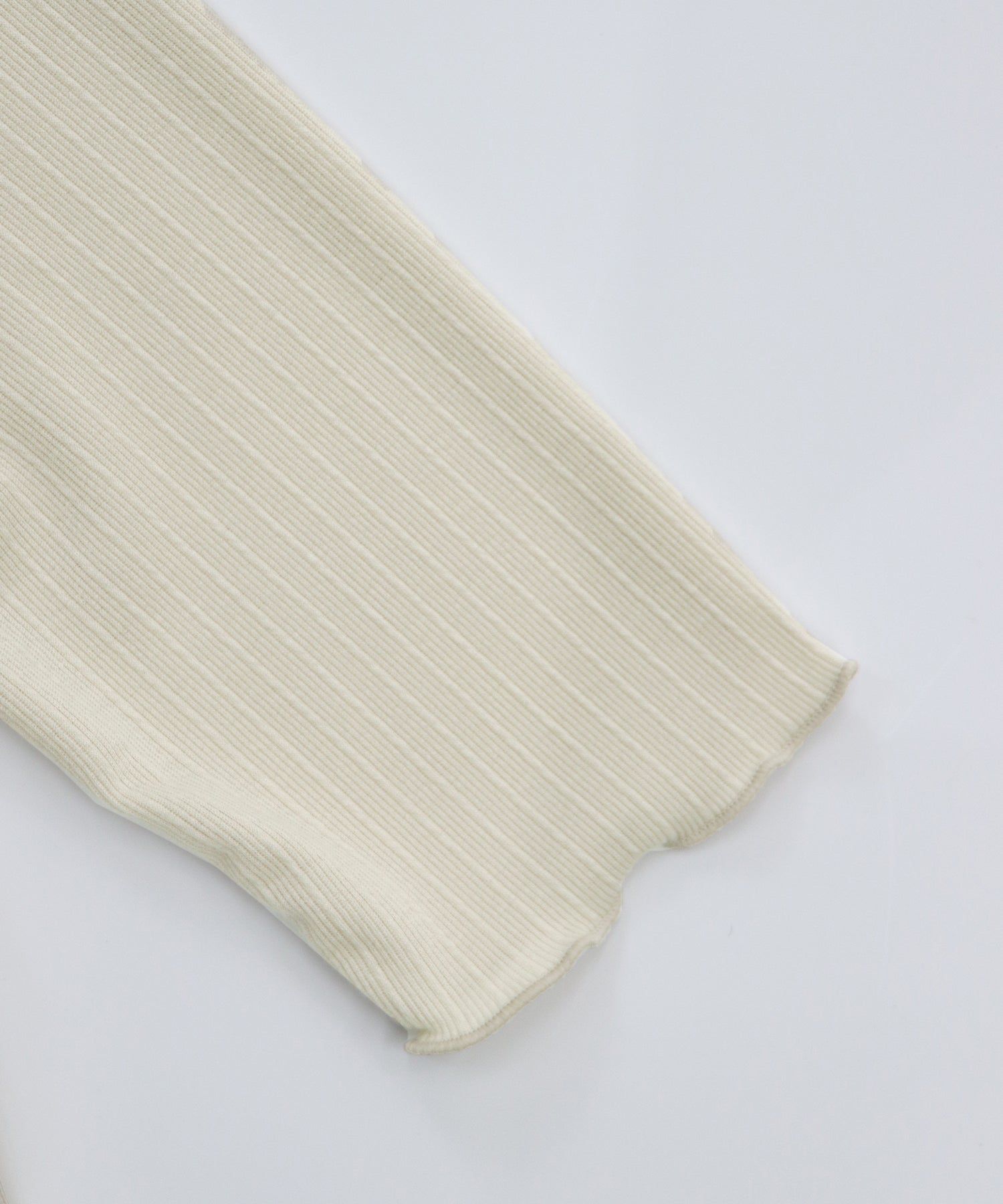 日本 BLUE EAST - 圓領彈性捲邊五分袖上衣-米杏