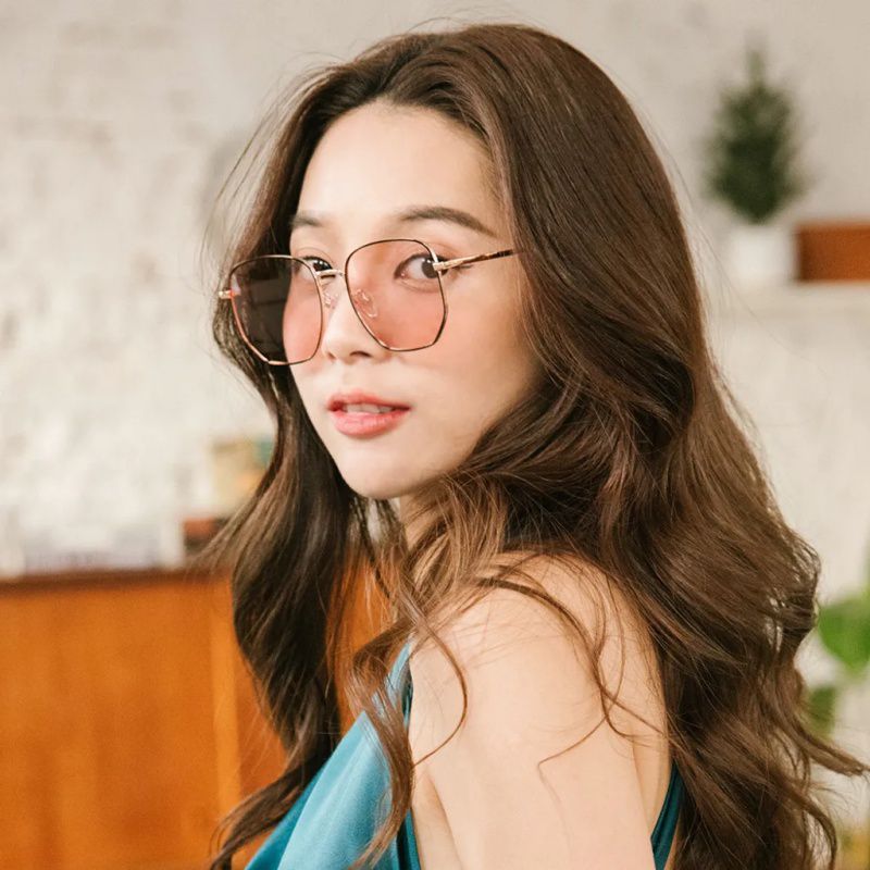 ALEGANT - 復古幾何裸櫻粉金色方框感光變色寶麗來偏光太陽眼鏡│UV400太陽眼鏡全天候適用