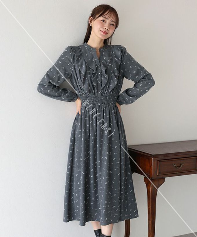 日本 BLUE EAST - 成熟摺邊典雅小花束腰長袖洋裝-深灰