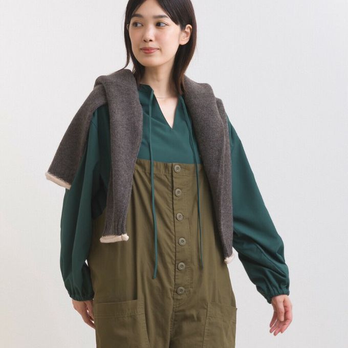 日本 OMNES - 柔滑科技棉 俐落感綁帶澎袖上衣-濃綠