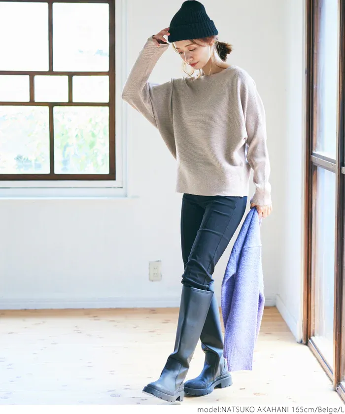 日本 COCA - 顯瘦船型領薄針織上衣-米