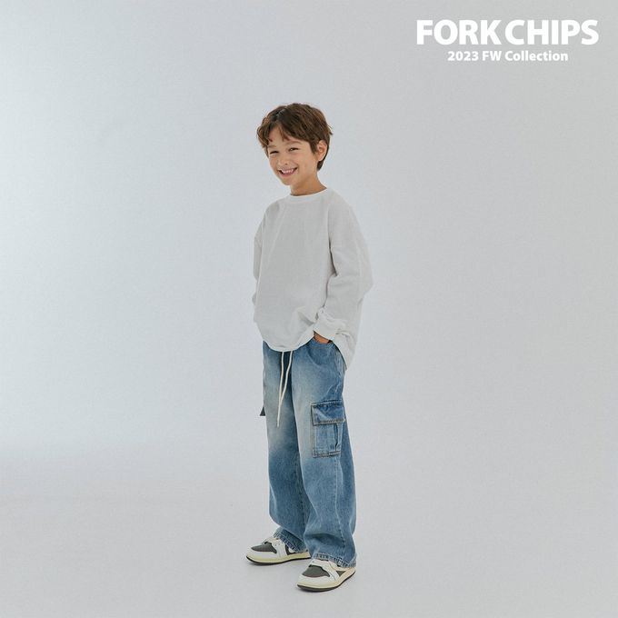韓國 FORK CHIPS - 品牌刺繡點綴圓領長袖上衣-象牙白