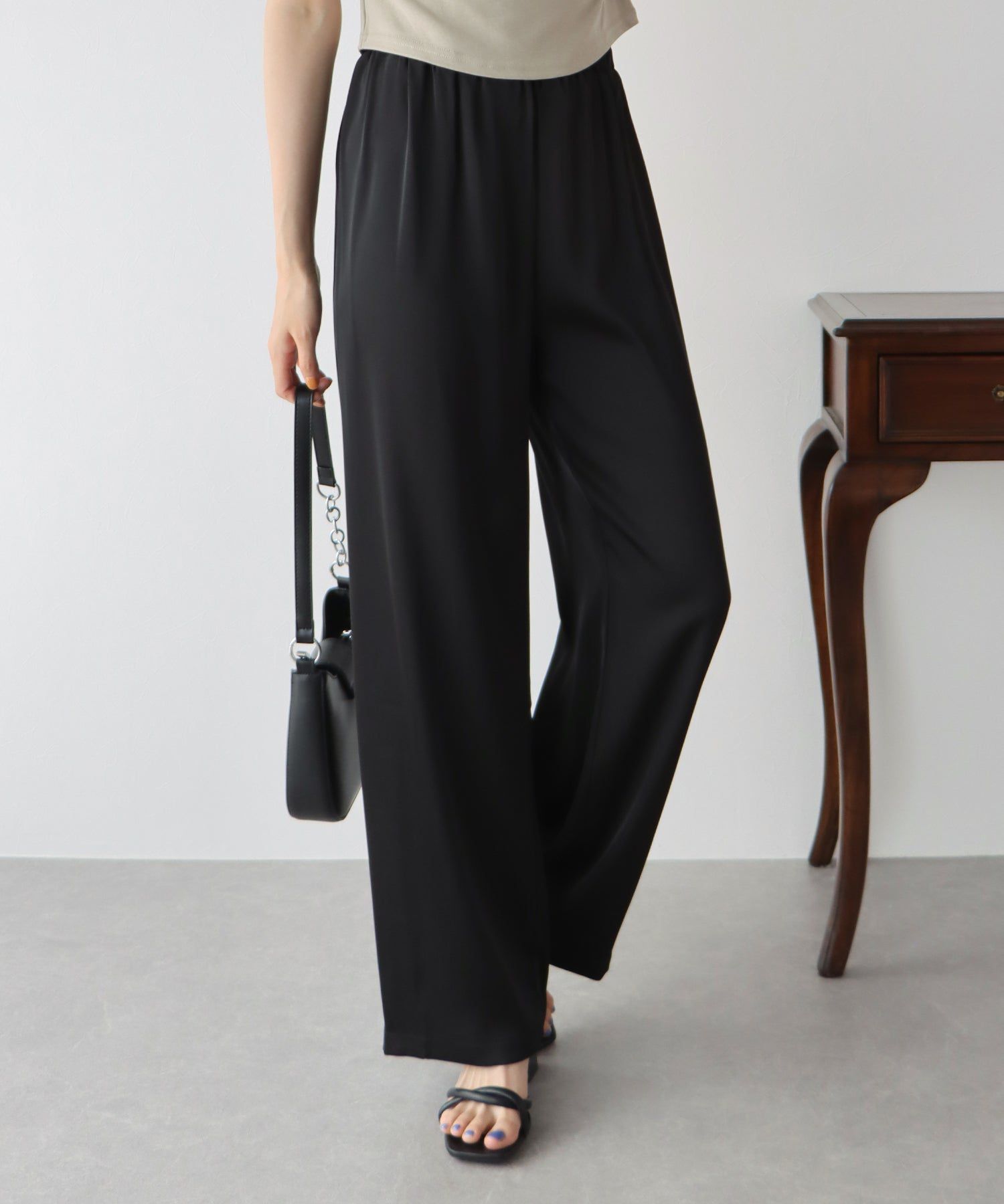 日本 BLUE EAST - 緞面光澤感垂墜感長褲-黑