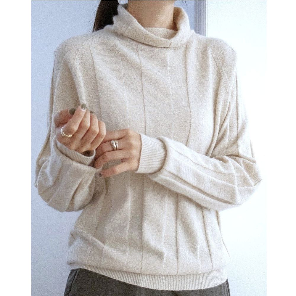 輕暖美麗諾羊毛坑條針織長袖高領上衣-燕麥米 (FREE)