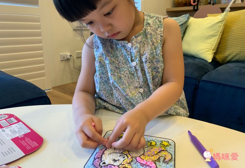 輕捏好塑形【美國Educational Insights 粒粒黏土】不卡指縫！