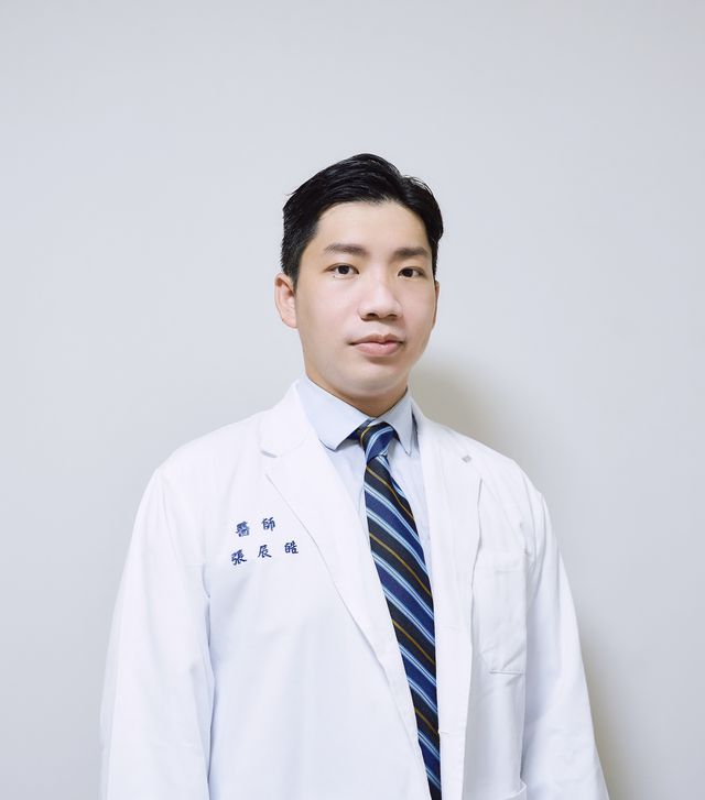 我本身也是胃食道逆流的問題，看了一陣子中醫調理但也沒明顯改善，後來也是朋友介紹到醫憲診所，當天協助看診的是「張辰皓醫師」，張醫師本身也是前台北馬偕「腸胃專科」病房主任，張醫師看診蠻仔細的，後來安排胃鏡檢查，確認了幽門桿菌等等問題，報告解釋也很詳細，後來胃食道逆流的症狀，確實也改善了不少，很謝謝他，細心仔細的好醫師