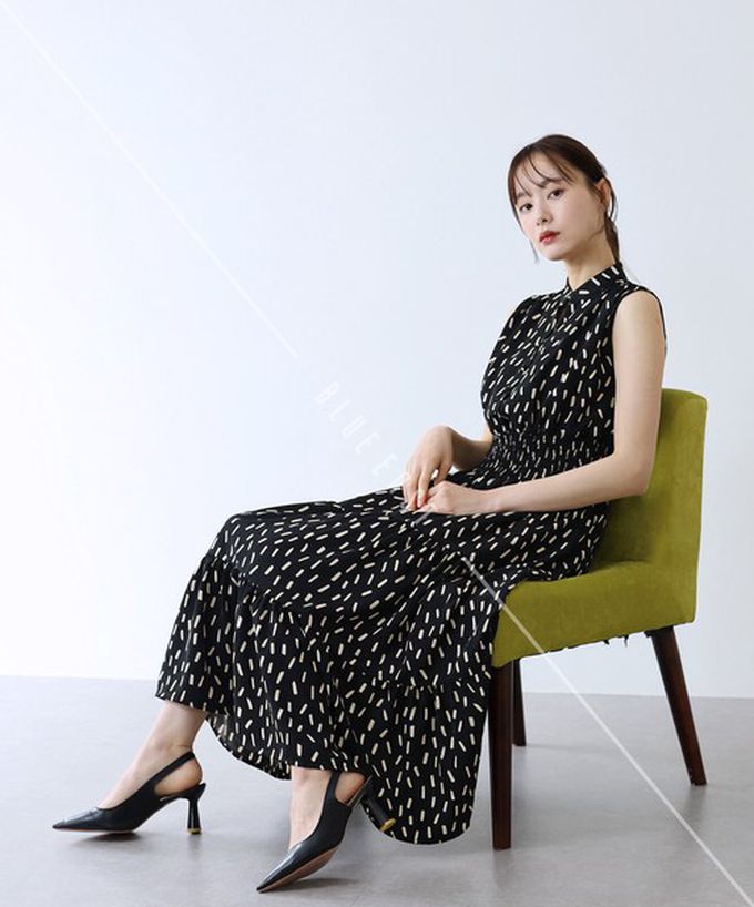 日本 BLUE EAST - 接觸冷感 縮腰顯瘦立領無袖洋裝-線條-黑 (M)